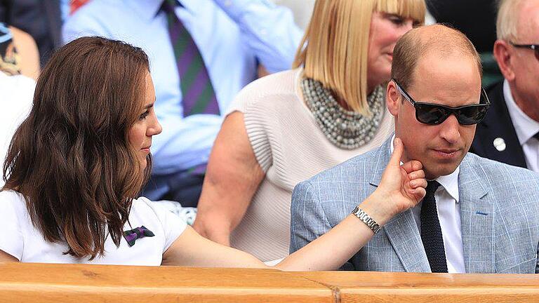 Herzlichkeiten       -  Royale Herzlichkeiten: Der britische Prinz William und Herzogin Kate sitzen auf der Tribüne.