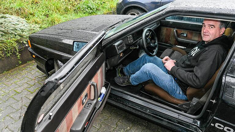 Gerald Müller betreibt in Hafenlohr eine Tuning-Werkstatt, vor allem für alte Audi-Modelle. Hier präsentiert er seinen Ur-Quattro, Baujahr 1980, den er sich einst als Lehrling als Unfallwagen kaufte.