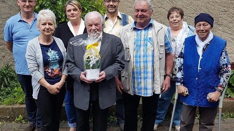 Neuwahl im VdK-Ortsverband - (cop) Der 313 Mitglieder starke VdK-Ortsverband Waldbüttelbrunn-Hettstadt konnte stellte in seiner gut besuchten Mitgliederversammlung den Vorstand neu auf. Wiedergewählt wurden laut Pressemitteilung Heinz Schwarz zum ersten Vorsitzenden und Elmar Falgner zu seinem Stellvertreter. Auch Iris Vorndran wurde als Schriftführerin in ihrem Amt bestätigt. Die Kasse übernimmt weiterhin Regina Schwarz. Neu gewonnen werden konnten für die Mitarbeit Gabi Voll als Vertreterin der Frauen und Rolf Kluge als Vertreter der jüngeren Generationen. Als Beisitzer hat sich überdies Günther Jauernig zur Verfügung gestellt. Kreisgeschäftsführerin Christiane Straub stellte die aktuelle Kampagne des Sozialverbandes zur Bundestagswahl „soziale Spaltung stoppen“ vor. Darüber hinaus wurde Ernst Berlacher als langjähriges Vorstandsmitglied verabschiedet. Berlacher ist seit über 30 Jahren Mitglied im VdK und war in all der Zeit immer ehrenamtlich engagiert. Zuletzt unterstützte er Regina Schwarz bei den Finanzen des Ortsverbandes. Unser Bild zeigt von links: Rolf Kluge, Iris Vorndran, Christiane Straub, Ernst Berlacher, Elmar Falgner, Heinz Schwarz, Gabi Voll, Regina Schwarz. Neuwahl im VdK-Ortsverband - (cop) Der 313 Mitglieder starke VdK-Ortsverband Waldbüttelbrunn-Hettstadt konnte stellte in seiner gut besuchten Mitgliederversammlung den Vorstand neu auf. Wiedergewählt wurden laut Pressemitteilung Heinz Schwarz zum ersten Vorsitzenden und Elmar Falgner zu seinem Stellvertreter. Auch Iris Vorndran wurde als Schriftführerin in ihrem Amt bestätigt. Die Kasse übernimmt weiterhin Regina Schwarz. Neu gewonnen werden konnten für die Mitarbeit Gabi Voll als Vertreterin der Frauen und Rolf Kluge als Vertreter der jüngeren Generationen. Als Beisitzer hat sich überdies Günther Jauernig zur Verfügung gestellt. Kreisgeschäftsführerin Christiane Straub stellte die aktuelle Kampagne des Sozialverbandes zur Bundestagswahl „soziale Spaltung stoppen“ vor. Darüber hinaus wurde Ernst Berlacher als langjähriges Vorstandsmitglied verabschiedet. Berlacher ist seit über 30 Jahren Mitglied im VdK und war in all der Zeit immer ehrenamtlich engagiert. Zuletzt unterstützte er Regina Schwarz bei den Finanzen des Ortsverbandes. Unser Bild zeigt von links: Rolf Kluge, Iris Vorndran, Christiane Straub, Ernst Berlacher, Elmar Falgner, Heinz Schwarz, Gabi Voll, Regina Schwarz.