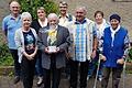 Neuwahl im VdK-Ortsverband       -  (cop)   Der 313 Mitglieder starke VdK-Ortsverband Waldbüttelbrunn-Hettstadt konnte stellte in seiner gut besuchten Mitgliederversammlung den Vorstand neu auf. Wiedergewählt wurden laut Pressemitteilung Heinz Schwarz zum ersten Vorsitzenden und Elmar Falgner zu seinem Stellvertreter. Auch Iris Vorndran wurde als Schriftführerin in ihrem Amt bestätigt. Die Kasse übernimmt weiterhin Regina Schwarz. Neu gewonnen werden konnten für die Mitarbeit Gabi Voll als Vertreterin der Frauen und Rolf Kluge als Vertreter der jüngeren Generationen. Als Beisitzer hat sich überdies Günther Jauernig zur Verfügung gestellt. Kreisgeschäftsführerin Christiane Straub stellte die aktuelle Kampagne des Sozialverbandes zur Bundestagswahl &bdquo;soziale Spaltung stoppen&ldquo; vor. Darüber hinaus wurde Ernst Berlacher als langjähriges Vorstandsmitglied verabschiedet. Berlacher ist seit über 30 Jahren Mitglied im VdK und war in all der Zeit immer ehrenamtlich engagiert. Zuletzt unterstützte er Regina Schwarz bei den Finanzen des Ortsverbandes. Unser Bild zeigt von links: Rolf Kluge, Iris Vorndran, Christiane Straub, Ernst Berlacher, Elmar Falgner, Heinz Schwarz, Gabi Voll, Regina Schwarz.