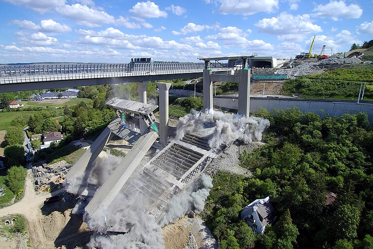 Da sinken sie hin, die gesprengten Pfeiler der alten Autobahnbrücke der A3 bei Heidingsfeld.