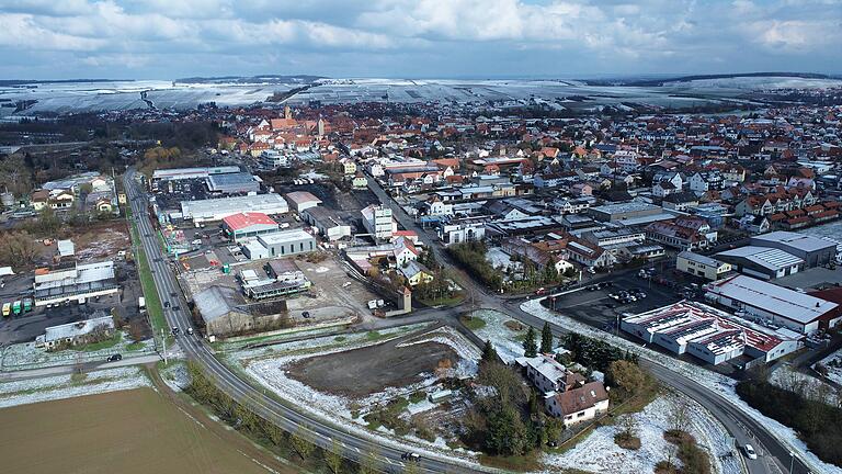 Auf dem ehemaligen BayWa-Gelände entlang der Sommeracher Straße soll ein neues, gemischtes Stadtviertel namens MainQuartier entstehen. Das Drohnenfoto zeigt den Blick von oben auf das bislang wenig attraktive Eingangstor zur Stadt. Die Altstadt liegt direkt dahinter und ist ebenso wie das Mainufer gut zu Fuß erreichbar. Auf dem ehemaligen BayWa-Gelände entlang der Sommeracher Straße soll ein neues, gemischtes Stadtviertel namens MainQuartier entstehen. Das Drohnenfoto zeigt den Blick von oben auf das bislang wenig attraktive Eingangstor zur Stadt. Die Altstadt liegt direkt dahinter und ist ebenso wie das Mainufer gut zu Fuß erreichbar.