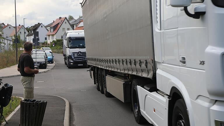 Mit oftmals hoher Geschwindigkeit fahren Fernlaster durch die Siedlungsstraßen von Arnstein. Anwohner Wilhelm Manger empfindet das als Horror. Mit oftmals hoher Geschwindigkeit fahren Fernlaster durch die Siedlungsstraßen von Arnstein. Anwohner Wilhelm Manger empfindet das als Horror.