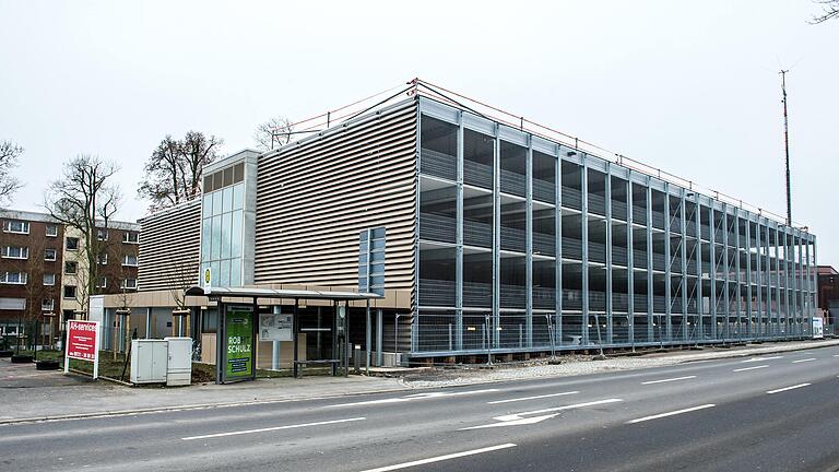 Das neue Parkhaus an der Mainberger Straße mit 357 Plätzen wird derzeit noch nicht so gut genutzt wie erhofft. Das neue Parkhaus an der Mainberger Straße mit 357 Plätzen wird derzeit noch nicht so gut genutzt wie erhofft.