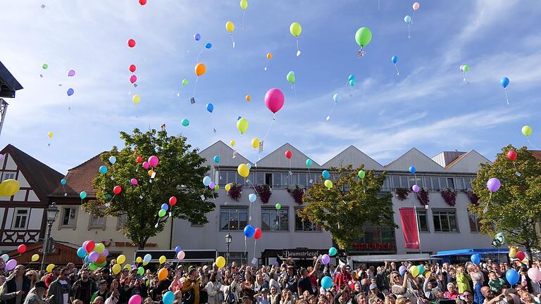 Die Haßfurter Kindergarten- und Grundschulkinder liesen hunderte Luftballons in den Himmel steigen.