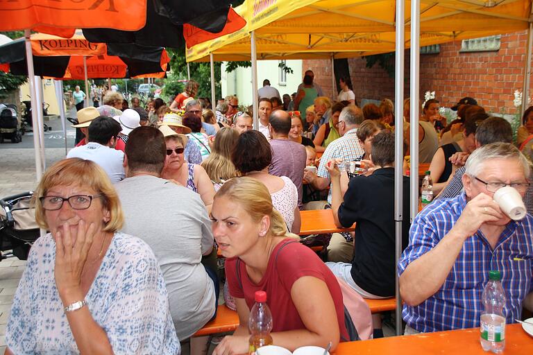 Die ökumenischen Gemeindefeste der Vergangenheit fanden abwechselnd, wie hier im Jahr 2018, an der evangelischen Erlöserkirche oder im Garten des Pfarrer-Hersam-Hauses statt. Sie erstreckten sich über den ganzen Tag.