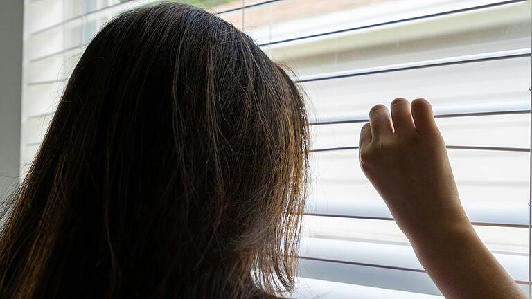 Nachstellung - auch Stalking genannt - nimmt in Deutschland zu. Ein Angeklagter in Würzburg wurde für seine Taten nun zu einer verhältnismäßig hohen Strafe verurteilt. (Symbolfoto) Nachstellung - auch Stalking genannt - nimmt in Deutschland zu. Ein Angeklagter in Würzburg wurde für seine Taten nun zu einer verhältnismäßig hohen Strafe verurteilt. (Symbolfoto)