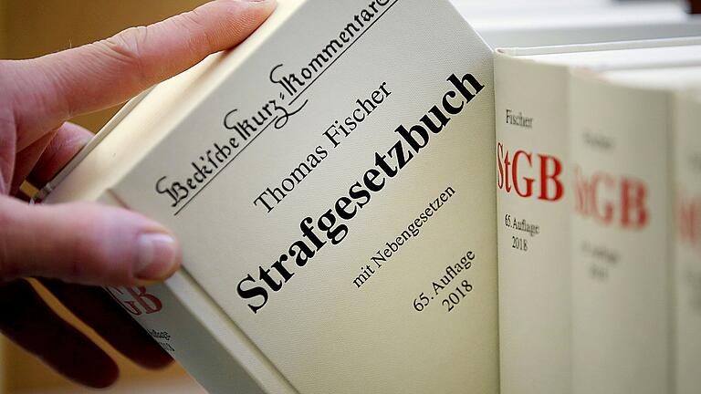 Kurzfristig absagen musste das Amtsgericht Haßfurt den Prozess gegen einen Lehramtsstudenten, der Bildmaterial mit kinderpornografischen Inhalten angefertigt hat.