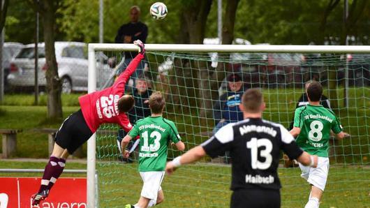 Falls ein Schuss mal drüber geht: Einen Ballfangzaun hinter dem Tor empfiehlt der Bayerische Fußballverband dem aufstiegswilligen Bayernligisten TSV Großbardorf.   Foto: Anand Anders       -  Fußballverband unterliegt bayerischen Verlagen.