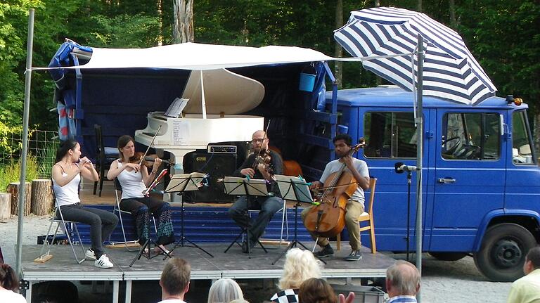 Der 'Blaue Eumel', wie hier bei einem Konzert am Walderlebniszentrum Gramschatz, verwandelt sich in kürzester Zeit in eine kleine Bühne für Musiker.&nbsp;