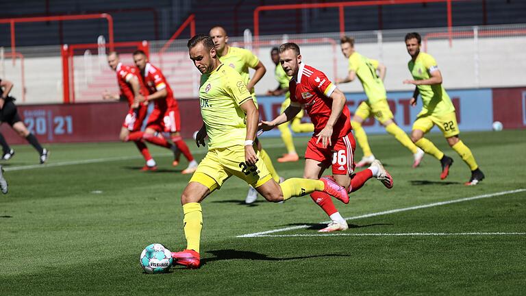 Fiel positiv auf bei seinem ersten Auftritt im Dress der Würzburger Kickers beim Testspiel gegen Union Berlin: Neuzugang David Kopacz, verfolgt von Berlins Cedric Teuchert.