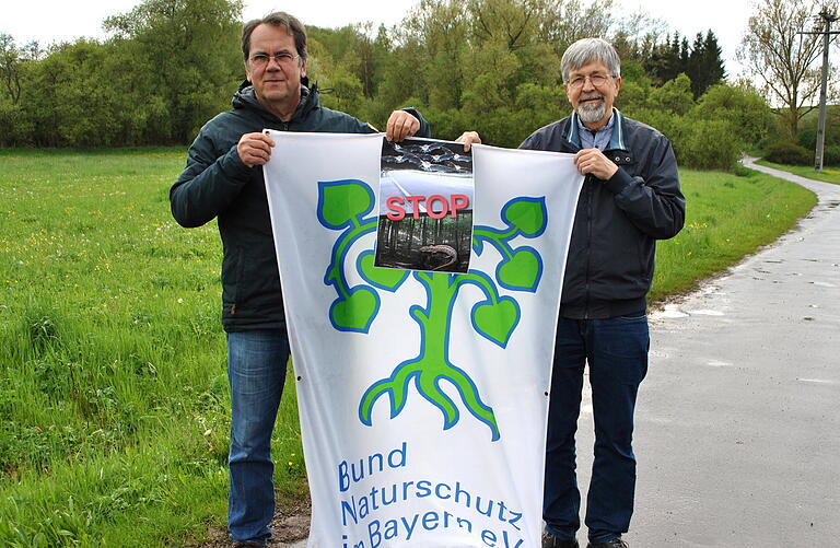 Dieter Jetschni (links) und Helmut Bär vom Bund Naturschutz protestieren vor Ort gegen eine rückwärtsgewandte Verkehrspolitik. Die ausführliche Stellungnahme ist bereits bei der Regierung von Unterfranken. Dieter Jetschni (links) und Helmut Bär vom Bund Naturschutz protestieren vor Ort gegen eine rückwärtsgewandte Verkehrspolitik. Die ausführliche Stellungnahme ist bereits bei der Regierung von Unterfranken.