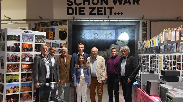 Begeistert von der Ausstellung von Reinhold Scherg (links) zeigten sich auch die Ehrengäste (von rechts): Vorsitzender des Burgvereins und Archäologe Harald Rosmanitz, evangelischer Pfarrer Michael Nachtrab, Altlandrat Armin Grein, Landrätin Sabine Sitter, ihr Stellvertreter Christoph Vogel, Altbürgermeister Heinz Steigerwald und der ehemalige Landrat Thomas Schiebel.&nbsp;