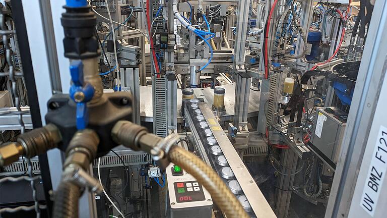 Einblick in die Produktion: Der Antrieb wird auf die Kartusche gesteckt. - Einblick in die Produktion: Der Antrieb wird auf die Kartusche gesteckt. Einblick in die Produktion: Der Antrieb wird auf die Kartusche gesteckt. - Einblick in die Produktion: Der Antrieb wird auf die Kartusche gesteckt.