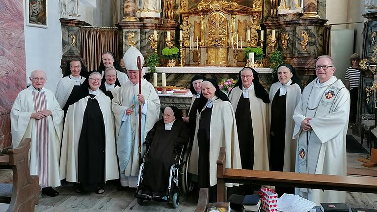 Schwestern des Karmelitinnenklosters mit Prälat Bernold Rauch, Bischof Friedhelm Hofmann und Domkapitular Thomas Keßler.