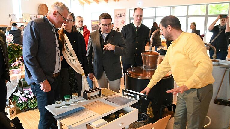 Alois Gerig, Vorsitzender des Bundesverbandes der Brenner, die nord-wüttembergische Destillatskönigin Lea Glatt, Landrat Christoph Schauder und Lauda-Königshofens Bürgermeister Lukas Braun informierten sich bei 'Beckstein brennt' am Stand des Zolls über die Arbeit der Behörde bei den Brennereien.