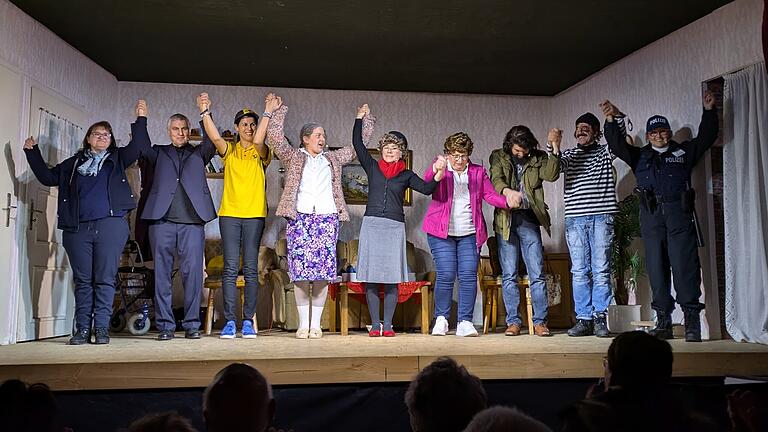 Die Laienschauspielerinnen der Theatergruppe Geroda/Platz genießend den Applaus der Gäste. In der Komödie 'Bankraub mit Rollator' ging es turbulent zu.       -  Die Laienschauspieler der Theatergruppe Geroda/Platz genießend den Applaus der Gäste. In der Komödie 'Bankraub mit Rollator' ging es turbulent zu.