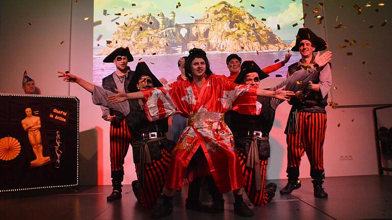 Das Glasofener Männerballett 'Die Kornis' nahmen die Zuschauer mit in die Welt von Jim Knopf und befreiten die entführte Prinzessin Li Si aus den Händen der Piraten.