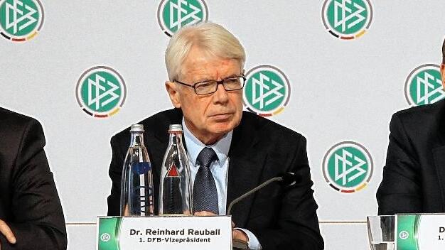 CORRECTION-FBL-GER-FIFA-DFB-CORRUPTION       -  Ernste Mienen: Die Spitzenfunktionäre des DFB (von links nach rechts) Reinhard Grindel, Reinhard Rauball und Rainer Koch bei der Pressekonferenz in Frankfurt.