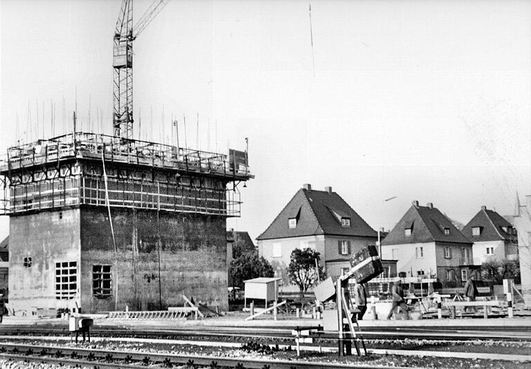 Bau der neuen Lagerhalle mit Getreidesilo am Bahnhof in Gerolzhofen anno 1970.