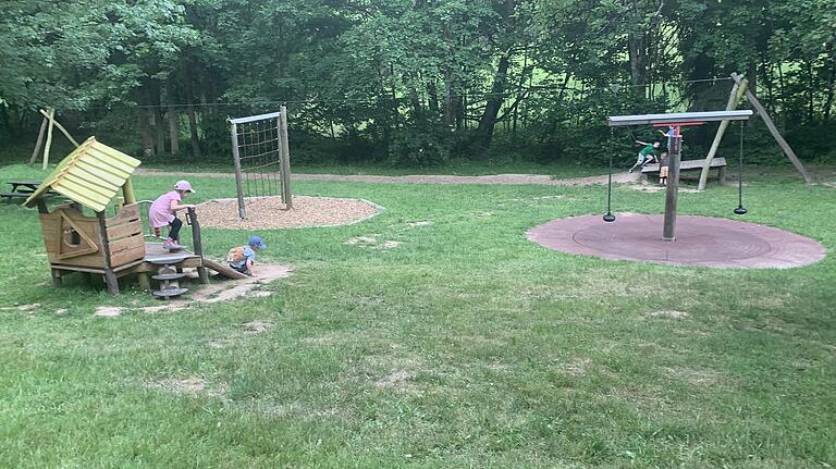 Der Spielplatz ist ein Anziehungspunkt für Groß und Klein.