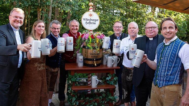 Bei der Festbierprobe für Kiliani wurde am Dienstagabend auf Gut Wöllried das extra gebraute Festbier der Würzburger Hofbräu den geladenen Gästen vorgestellt. Von links: Generalvikar Jürgen Vorndran, Bürgermeisterin Judith Jörg, Michael Schmid, Norbert Lange (beide Hofbräu), Uwe Zimmermann, Wolfgang Kleiner (beide Stadt Würzburg), Dompfarrer Stefan Gessner und Festwirt Michael Hahn.