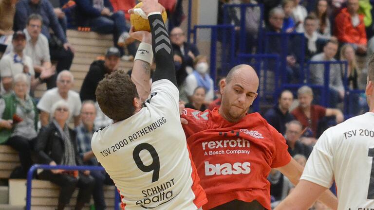 Kein Durchkommen: Der Rothenburger Maximilian Schmidt (links) stoppt Lukas Horky vom TSV Lohr.