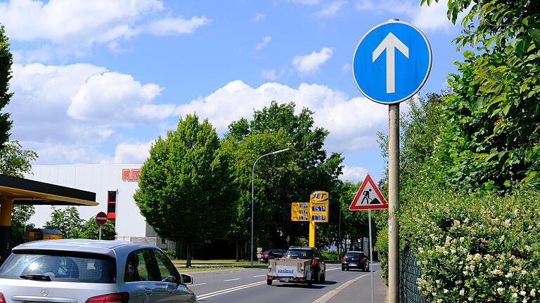 Unfreiwilliger Tank-Stopp: Wegen der Bauarbeiten in der Schweinfurter Straße ist die Jet-Tankstelle eigentlich nicht zu erreichen. Kunden müssten von Bad Neustadt kommend ein Verkehrszeichen und die durchgezogene Mittellinie missachten.