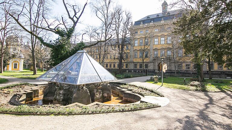 Die Stiftung Juliusspital Würzburg, hier der Park und das Krankenhaus mit dem Fürstenbau, gibt es seit über 445 Jahren.