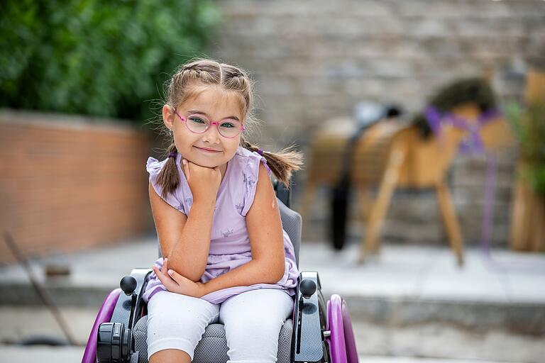 Aktuell müssen die Eltern das Kind mehrmals täglich die Treppe hinauf- und hinuntertragen. Doch Emma wächst und wird damit schwerer. Langfristig muss das Haus daher barrierefrei werden. Aktuell müssen die Eltern das Kind mehrmals täglich die Treppe hinauf- und hinuntertragen. Doch Emma wächst und wird damit schwerer. Langfristig muss das Haus daher barrierefrei werden.