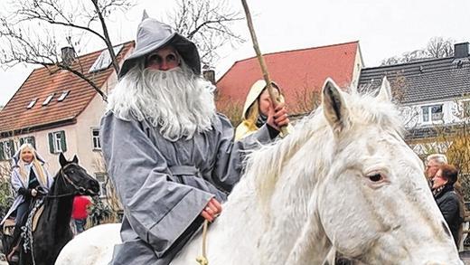 Wie der Herr so sein G'scherr:  Zumindest der Bart passt zur Pferdemähne.