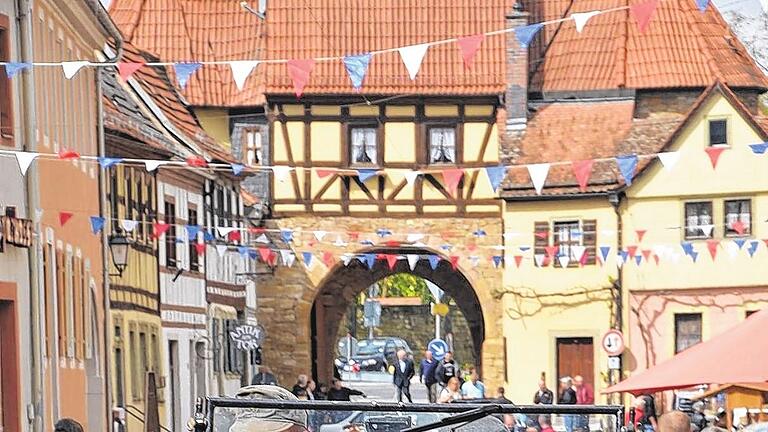 Ein Muss für Oldtimerfans: Die Prichsenstadt Classics lockten am Sonntag einige Tausend Oldtimerfans in den Weinort. Rund 400 Oldtimerfahrzeuge fanden im und rund um den historischen Ortskern kaum Platz &ndash; und wer erst zur Mittagszeit kam, der musste, nachdem er einen Parkplatz gefunden hatte, einen längeren Fußmarsch in Kauf nehmen, um an den Ort des Geschehens zu kommen.