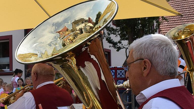 Goldener Glanz: Beim Besuch der Jury im Sommer schien ganz Hellmitzheim auf den Beinen. Jetzt gibt es die verdiente Medaille.