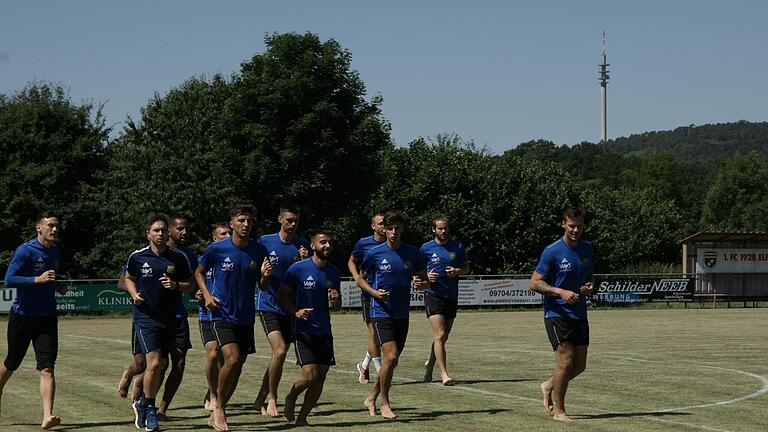 Einige Profis des 1. FC Saarbrücken auf dem Fußballplatz des FC Elfershausen. Hinten der markante Fernsehturm bei Feuerthal. Foto: Steffen Standke       -  Einige Profis des 1. FC Saarbrücken auf dem Fußballplatz des FC Elfershausen. Hinten der markante Fernsehturm bei Feuerthal. Foto: Steffen Standke