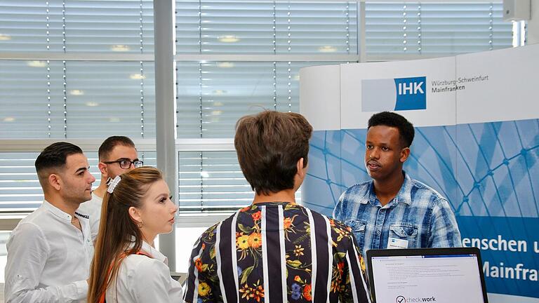 Speednetworking für Flüchtlinge: Die IHK informierte über Ausbildung mit Fluchthintergrund und stellte die Online-Anwendung Check.Work vor, die es geflüchteten Menschen ermöglicht, ihre Stärken und Schwächen zu ermitteln.  Foto: Marcel Gränz       -  Speednetworking für Flüchtlinge: Die IHK informierte über Ausbildung mit Fluchthintergrund und stellte die Online-Anwendung Check.Work vor, die es geflüchteten Menschen ermöglicht, ihre Stärken und Schwächen zu ermitteln.  Foto: Marcel Gränz