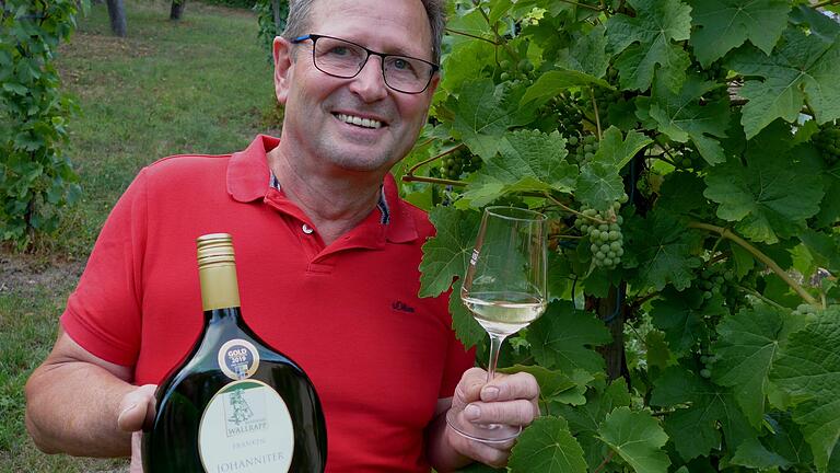 Bioland-Winzer Edgar Wallrapp aus Theilheim mit dem Gold-Johanniter aus 2018. Ein paar Stöcke Johanniter stehen in Einzelerziehung auch hinter dem Haus, wo er vor 35 Jahren seinen ersten kleinen Bio-Weinberg anlegte.