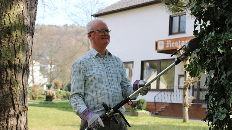 Roland Kreuzer vom Hotel Zur Mühle vertreibt sich die Zeit draußen. Gartenarbeit und kleinere Reparaturen erledigt er gern selbst. Foto: Ulrike Müller - Roland Kreuzer vom Hotel Zur Mühle vertreibt sich die Zeit draußen. Gartenarbeit und kleinere Reparaturen erledigt er gern selbst. Foto: Ulrike Müller Roland Kreuzer vom Hotel Zur Mühle vertreibt sich die Zeit draußen. Gartenarbeit und kleinere Reparaturen erledigt er gern selbst. Foto: Ulrike Müller - Roland Kreuzer vom Hotel Zur Mühle vertreibt sich die Zeit draußen. Gartenarbeit und kleinere Reparaturen erledigt er gern selbst. Foto: Ulrike Müller