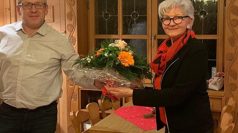 Hiltrud Förster arbeitet seit 25 Jahren in Gerolzhofen bei der Firma Reuß Raumausstattung. Inhaber Markus Reuß gratulierte.