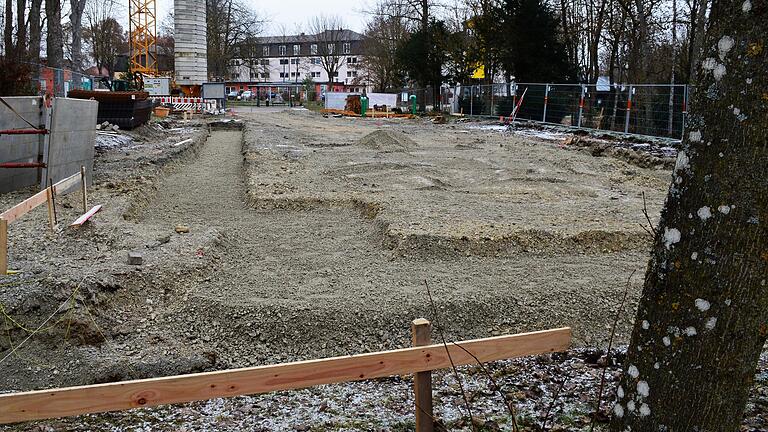 Erste Konturen sind erkennbar: Ein Teil der Fundamente des neuen Gebäudes wurde bereits  vorbereitet. Sobald es die Witterungsverhältnisse zulassen, sollen die Betonarbeiten beginnen.