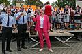 Feuerwehrvereinsvorstand Roland Keller, der erste Kommandant Markus Oestreicher und die stellvertretende Bürgermeisterin Angelika Königer (von links) beim Bieranstich zur Eröffnung des Festes zum 155-jährigen Jubiläum der Freiwilligen Feuerwehr Bergtheim.
