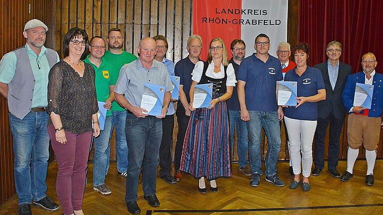 Ehrungen standen bei der Kreisversammlung des Nordbayerischen Musikbundes in der Mehrzweckhalle in Hendungen auf dem Programm. Mit Urkunden wurden Vereine für 50 Jährige Mitgliedschaft (vordere Reihe) und 40 Jahre (hintere Reihe) ausgezeichnet. Unser Bild zeigt die Geehrten mit (von links) dem NBMB-Bezirksvorsitzenden Max Mages, der Kreisvorsitzenden Renate Haag sowie dem stellvertretenden Kreisvorsitzenden Friedhelm Landgraf (Zweiter von rechts). Ehrungen standen bei der Kreisversammlung des Nordbayerischen Musikbundes in der Mehrzweckhalle in Hendungen auf dem Programm. Mit Urkunden wurden Vereine für 50 Jährige Mitgliedschaft (vordere Reihe) und 40 Jahre (hintere Reihe) ausgezeichnet. Unser Bild zeigt die Geehrten mit (von links) dem NBMB-Bezirksvorsitzenden Max Mages, der Kreisvorsitzenden Renate Haag sowie dem stellvertretenden Kreisvorsitzenden Friedhelm Landgraf (Zweiter von rechts).