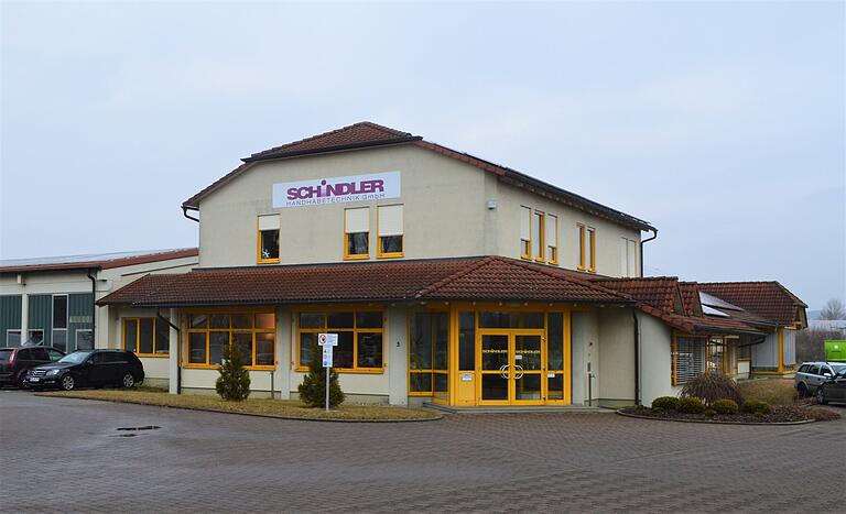 Blick auf einen Teil der Betriebsgebäude von Schindler Handhabetechnik in Bad Königshofen. Auch dort wird in Teilbereichen bereits kurzgearbeitet. Blick auf einen Teil der Betriebsgebäude von Schindler Handhabetechnik in Bad Königshofen. Auch dort wird in Teilbereichen bereits kurzgearbeitet.