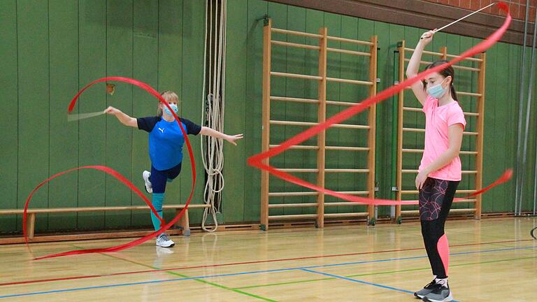 Bei der Bändergymnastik hält sich die Intensität in Grenzen.