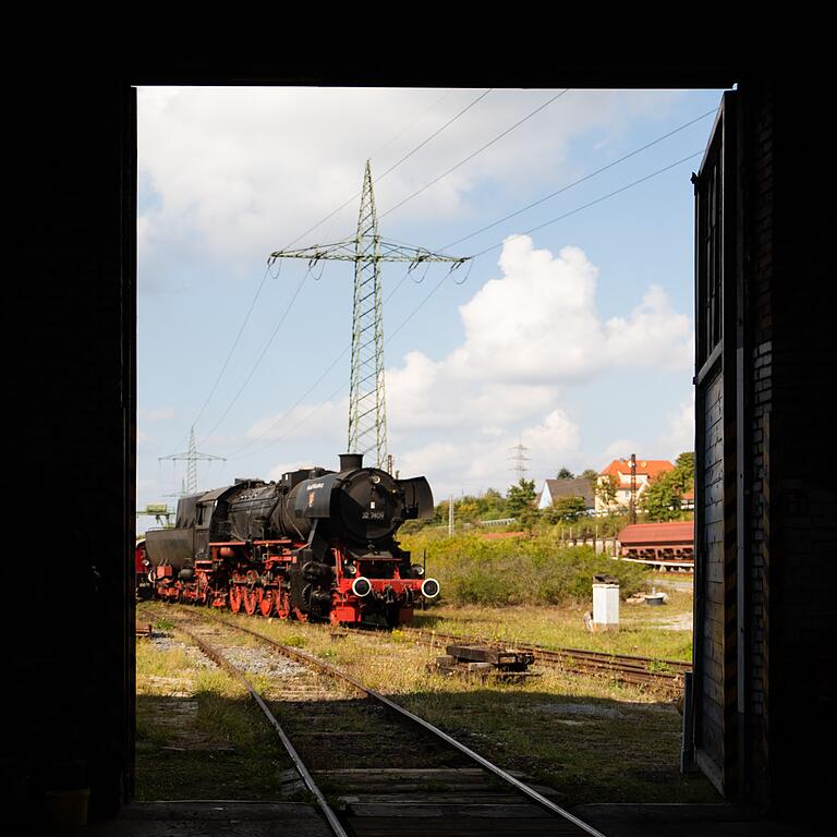 Schwarzer Koloss: die Dampflok 52 7409. Schwarzer Koloss: die Dampflok 52 7409.