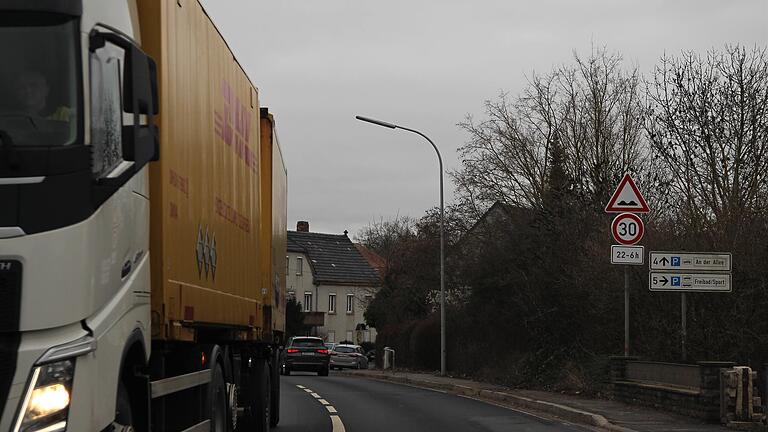 Mit Beginn der engen Wohnbebauung in der Gaibacher Straße in Volkach gilt künftig in der Nacht ein Tempolimit von 30 Stundenkilometer. Es endet nach der Fahrer Kreuzung. Mit Beginn der engen Wohnbebauung in der Gaibacher Straße in Volkach gilt künftig in der Nacht ein Tempolimit von 30 Stundenkilometer. Es endet nach der Fahrer Kreuzung.
