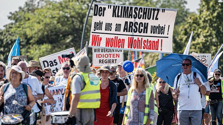 Unter dem Motto 'Grüner Wahnsinn! Ohne mich!' fand am Sonntag in Aschaffenburg eine Demonstration statt.