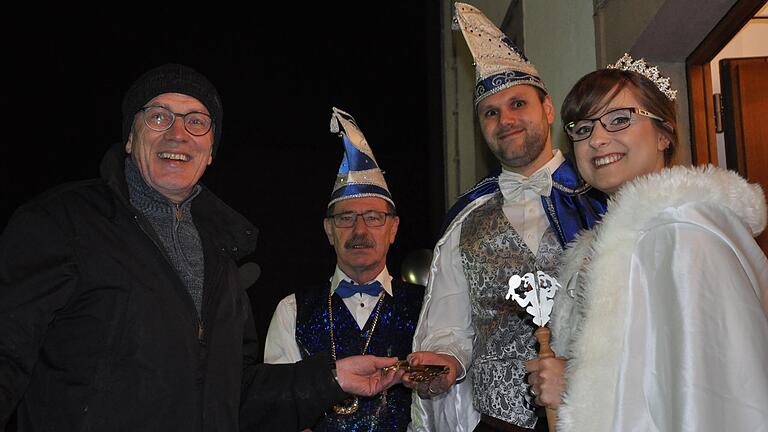 Bei der traditionellen Schlüsselübergabe zum 11. November in Ermershausen: (von links) Bürgermeister Günter Pfeiffer (FW), Ermetzia-Präsident Michael Albert, Prinz Sven II. und Prinzessin Vanessa I. Bei der traditionellen Schlüsselübergabe zum 11. November in Ermershausen: (von links) Bürgermeister Günter Pfeiffer (FW), Ermetzia-Präsident Michael Albert, Prinz Sven II. und Prinzessin Vanessa I.