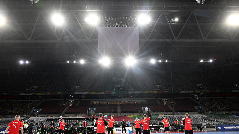 Vor der Handball-EM - Training Deutschland.jpeg       -  Die Spieler der deutschen Handball-Nationalmannschaft trainieren in der Düsseldorfer Arena. Am Mittwoch wird dort vor einer Weltrekord-Kulisse der EM-Auftakt gegen die Schweiz stattfinden.