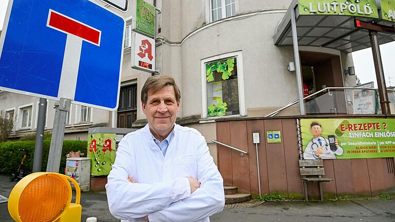 Michael Hannig vor seiner Luitpold Apotheke in der Rottendorfer Straße. Er&nbsp; ist von der Sperrung der Brücke über die Bahnlinie stark betroffen, wie er sagt.