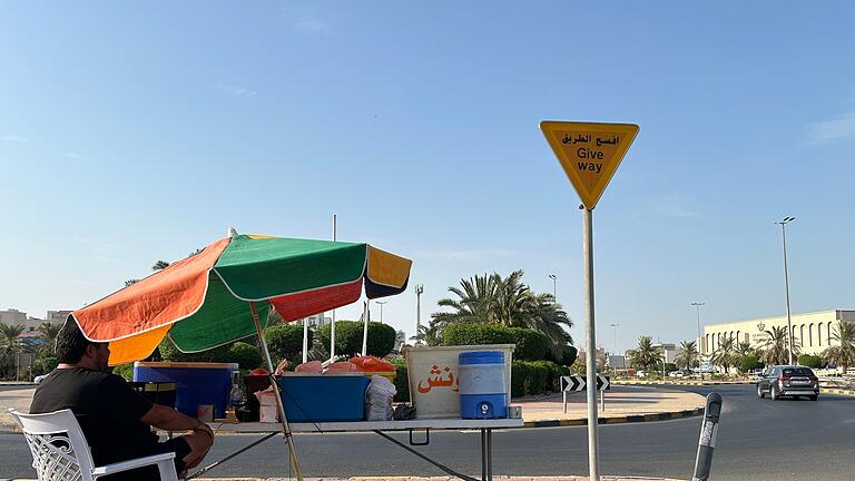 Heißes Wetter in Kuwait       -  Straßenverkäufer wie Ali Habib gibt es in Kuwait draußen wegen der Hitze kaum.